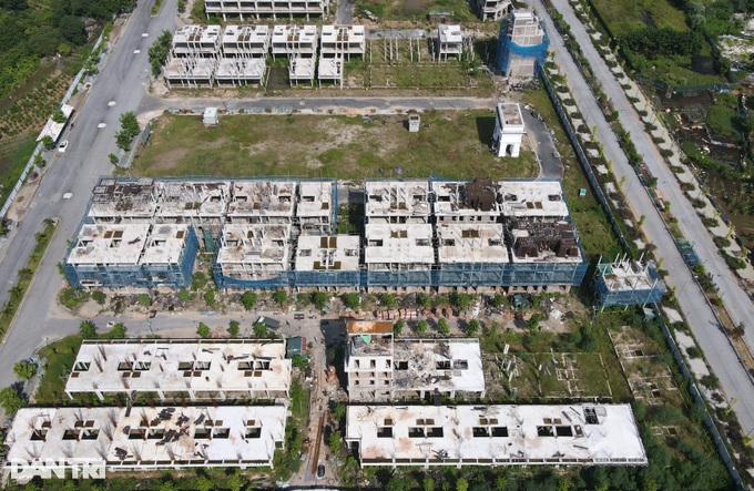 Cảnh tê liệt ở dự án FLC Premier Parc sau khi ông Trịnh Văn Quyết bị bắt - 3 Cảnh tê liệt ở dự án FLC Premier Parc sau khi ông Trịnh Văn Quyết bị bắt - 3