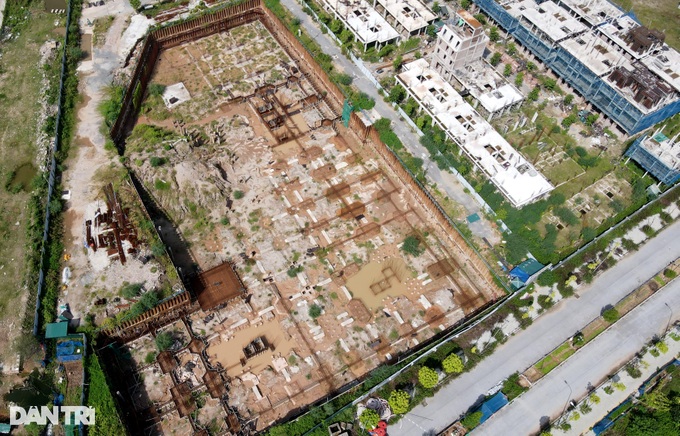 Cảnh tê liệt ở dự án FLC Premier Parc sau khi ông Trịnh Văn Quyết bị bắt - 7 Cảnh tê liệt ở dự án FLC Premier Parc sau khi ông Trịnh Văn Quyết bị bắt - 7