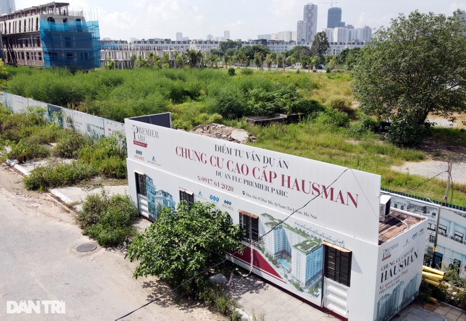 Cảnh tê liệt ở dự án FLC Premier Parc sau khi ông Trịnh Văn Quyết bị bắt - 9 Cảnh tê liệt ở dự án FLC Premier Parc sau khi ông Trịnh Văn Quyết bị bắt - 9