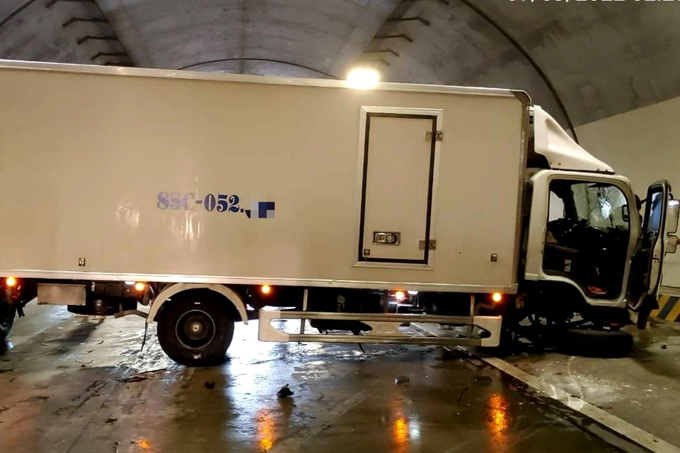 Xe tải nổ lốp trong hầm cao tốc Đà Nẵng - Quảng Ngãi gây ách tắc nhiều giờ - 1