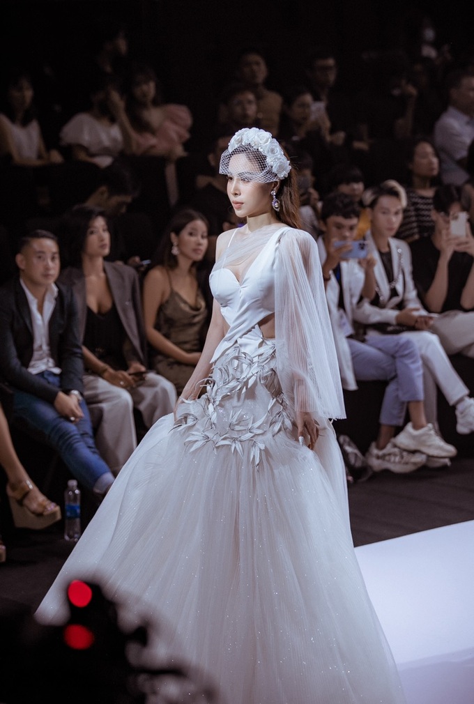 hh-hoang-dung-tai-vietnam-international-fashion-week-2022-1662628549427.jpg