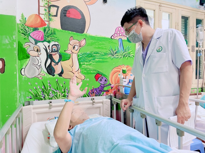 Người đàn ông suýt mù hai mắt vì khối u sọ hầu kích thước lớn - 1 Người đàn ông suýt mù hai mắt vì khối u sọ hầu kích thước lớn - 1