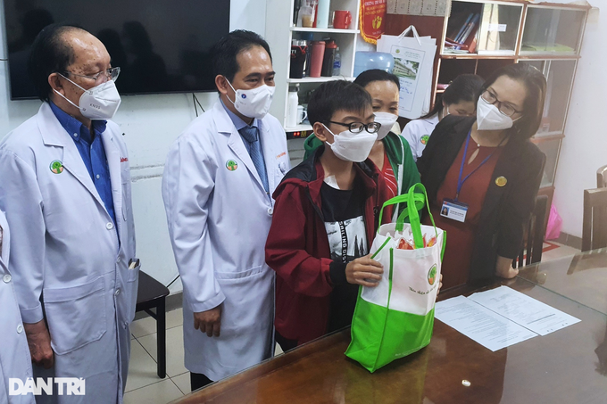 Bé trai được cứu sống nhờ thận của cô gái đã chết não