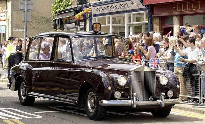 Bộ sưu tập xe hơi đắt giá của Nữ hoàng Anh Elizabeth II - 3
