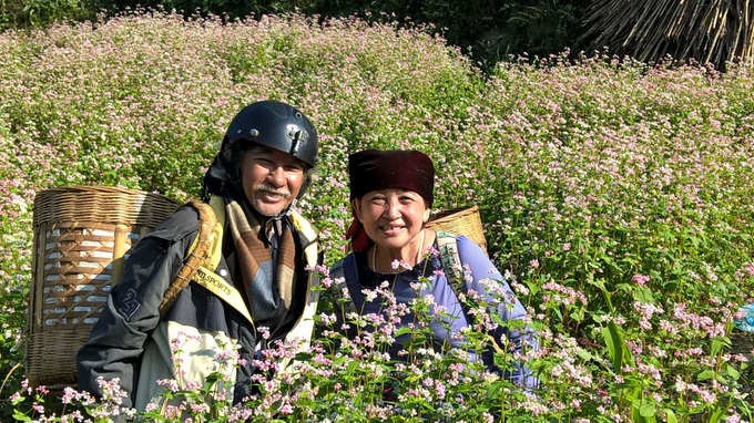 The 73-year-old man takes his wife to travel everywhere: The more you go, the stronger you feel - 1