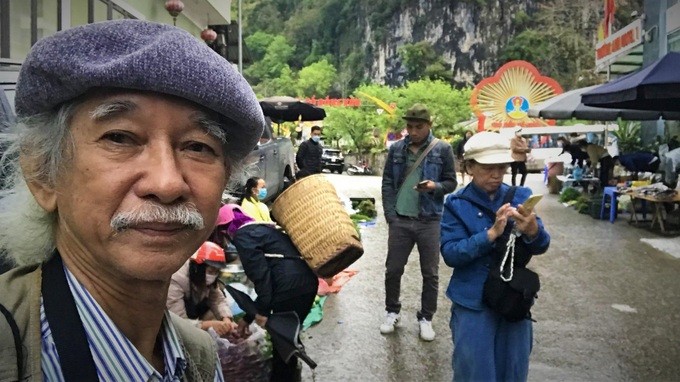 The 73-year-old man takes his wife to travel everywhere: The more you go, the stronger you feel - 2