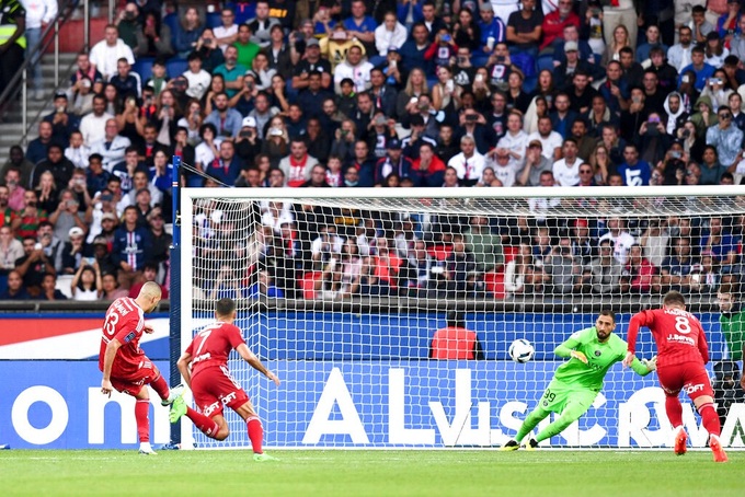 Neymar tỏa sáng, PSG giành lại ngôi đầu Ligue 1 - 4