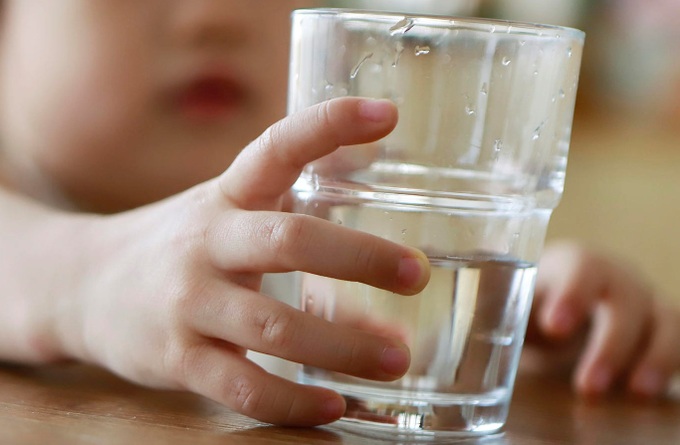 3 thời điểm uống nước tốt cho sức khỏe của trẻ - 1