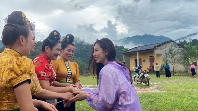 Hình ảnh Thùy Tiên lội bùn, trao quà cho trẻ em vùng cao khiến fan xúc động