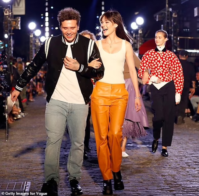 Brooklyn Beckham và vợ hơn 4 tuổi nổi bật tại tuần lễ thời trang