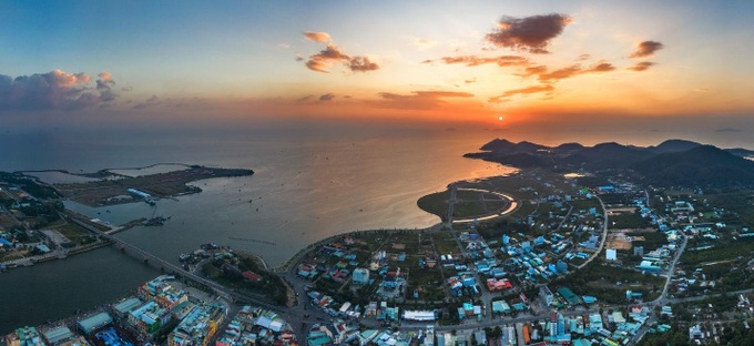 Hà Tiên (Ha Tien): Hà Tiên, một thành phố ven biển đầy năng lượng, nổi tiếng với kiến trúc cổ điển và động vật hấp dẫn của Vườn Quốc gia Phú Quốc. Hãy khám phá những con đường xưa cùng vẻ đẹp hoang sơ, chân thực của thành phố này.