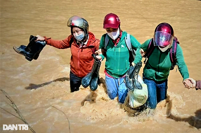 Mưa lũ chia cắt, giáo viên lội suối, băng rừng đến trường - 4