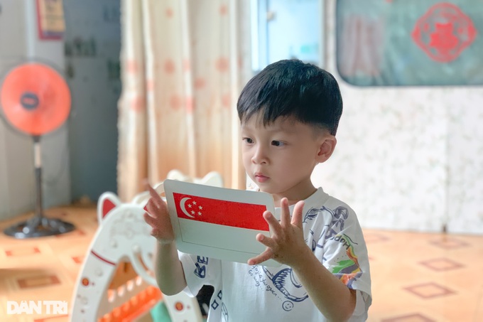 Cậu bé 3 tuổi gây sốt khi nhớ hàng trăm quốc kỳ, CLB bóng đá thế giới - 2 Cậu bé 3 tuổi gây sốt khi nhớ hàng trăm quốc kỳ, CLB bóng đá thế giới - 2