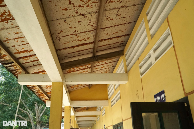 Hàng trăm học sinh miền núi thấp thỏm trong những lớp học xuống cấp - 4 Hàng trăm học sinh miền núi thấp thỏm trong những lớp học xuống cấp - 4