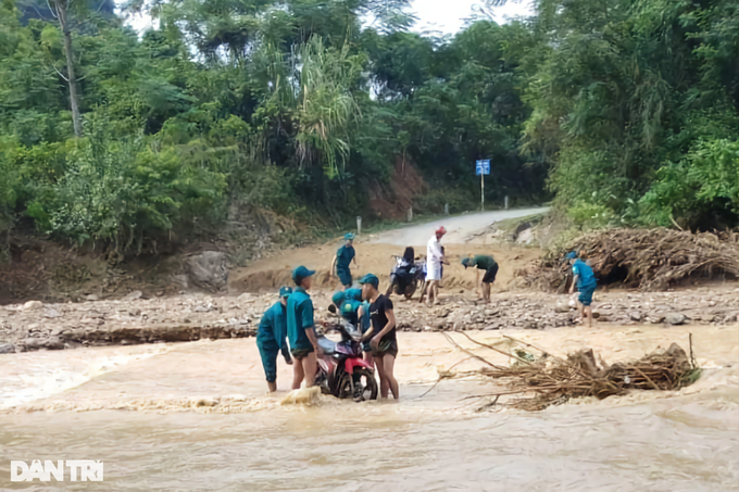 Lũ lụt tàn phá bản làng, huyện nghèo cầu cứu