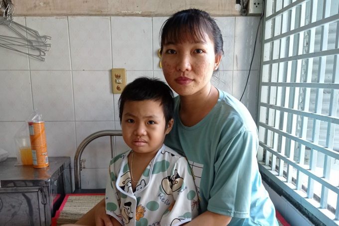 Bé gái 7 tuổi mắc ung thư, bố mẹ nghèo chật vật xoay xở | Báo Dân trí