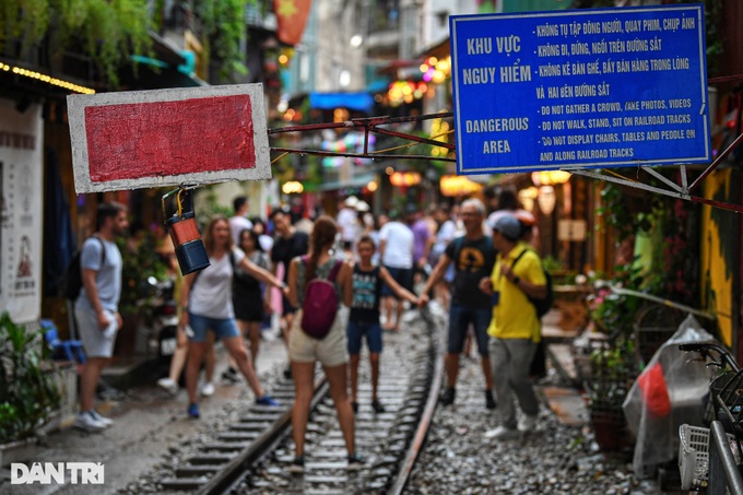 Luật cà phê đường tàu: Hãy khám phá luật cà phê đường tàu - một nét độc đáo của nền văn hóa phương đông. Hình ảnh cà phê được phục vụ trên toa xe cũng như người bán trên sân ga là một cảnh tượng độc đáo và đáng thử của Hà Nội.