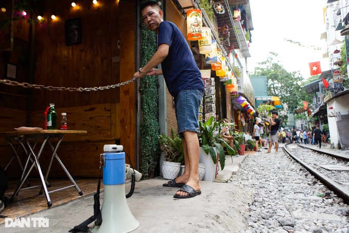 Chủ quán cà phê đường tàu Hà Nội trang bị loa, dựng rào cảnh báo du khách - 4