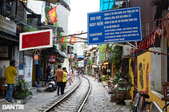 Chủ quán cà phê đường tàu Hà Nội trang bị loa, dựng rào cảnh báo du khách - 2