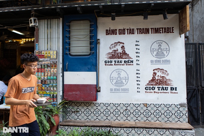 Chủ quán cà phê đường tàu Hà Nội trang bị loa, dựng rào cảnh báo du khách - 9