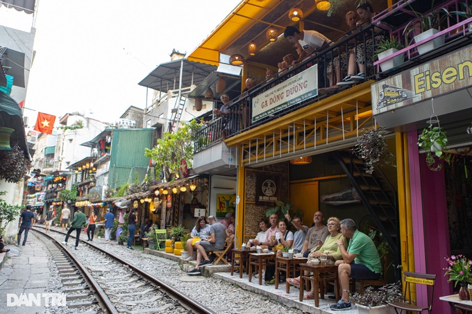 Chủ quán cà phê đường tàu Hà Nội trang bị loa, dựng rào cảnh báo du khách - 8