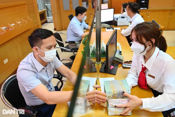Ngân hàng được cởi room, nhân viên vẫn phải tất tưởi lo đi bán bảo hiểm - 2 Ngân hàng được cởi room, nhân viên vẫn phải tất tưởi lo đi bán bảo hiểm - 2