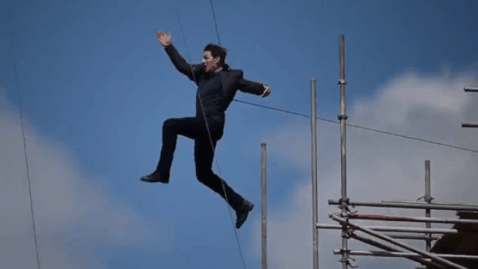 Ở tuổi 60, Tom Cruise gây ấn tượng khi nhảy dù điêu luyện