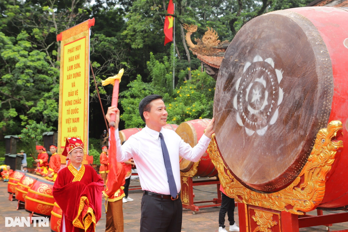 Hàng nghìn người dự lễ hội Lam Kinh và tham quan Chính diện dát vàng