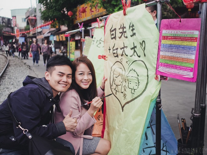 Thả đèn trời ở đường ray tàu hỏa, làng cổ Đài Loan thu về 1,8 triệu USD - 3 Thả đèn trời ở đường ray tàu hỏa, làng cổ Đài Loan thu về 1,8 triệu USD - 3