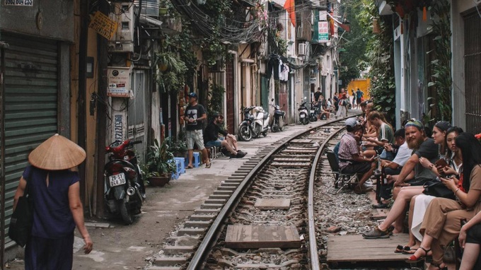 Báo chí nước ngoài đưa tin về việc Hà Nội đóng cửa phố cà phê đường tàu