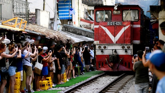 Báo chí nước ngoài đưa tin về việc Hà Nội đóng cửa phố cà phê đường tàu