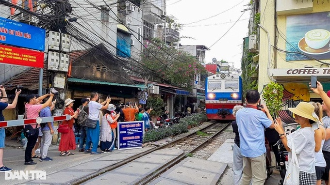 Du khách nước ngoài gặp nạn khi chụp ảnh ở phố cà phê đường tàu - 1