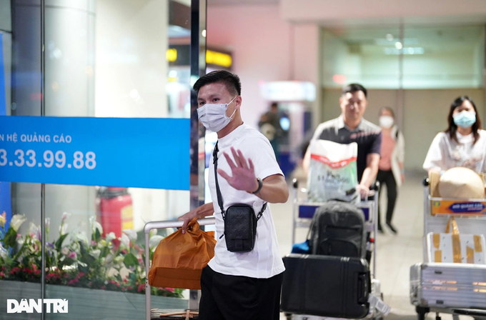 Quang Hải về đến Việt Nam, tuyên bố vẫn ổn - 1 Quang Hải về đến Việt Nam, tuyên bố vẫn ổn - 1