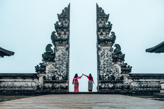 Xếp hàng 4 tiếng để được chụp hình sống ảo ở cổng thiên đường Bali