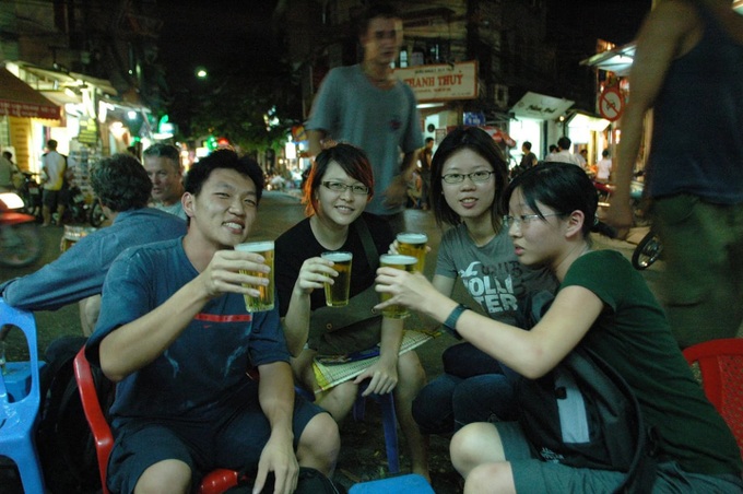Khách Tây thích thú với văn hóa uống bia vỉa hè của người Việt - 2