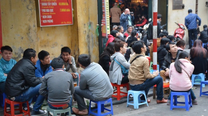 Khách Tây thích thú với văn hóa uống bia vỉa hè của người Việt - 3