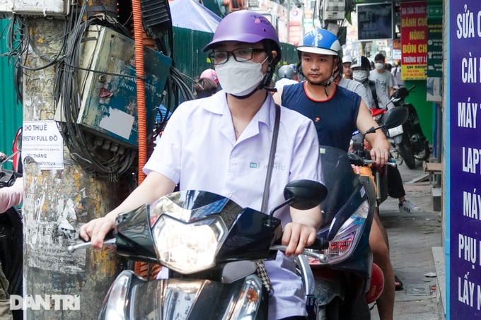 Hà Nội: Người dân khốn khổ vì lô cốt giữa đường - 7 Hà Nội: Người dân khốn khổ vì lô cốt giữa đường - 7