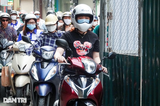 Hà Nội: Người dân khốn khổ vì lô cốt giữa đường - 5 Hà Nội: Người dân khốn khổ vì lô cốt giữa đường - 5