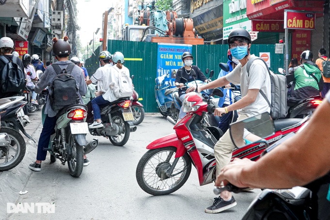 Hà Nội: Người dân khốn khổ vì lô cốt giữa đường - 10