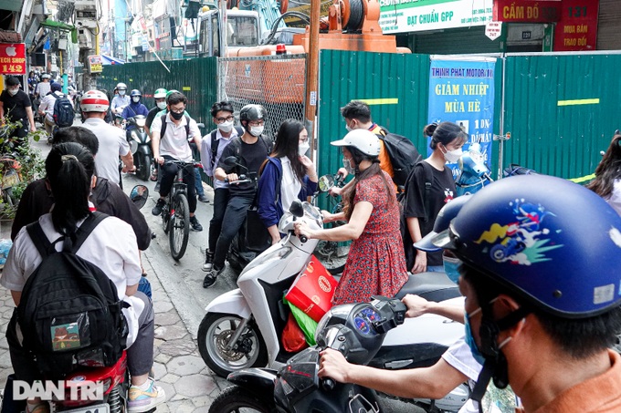 Hà Nội: Người dân khốn khổ vì lô cốt giữa đường - 2 Hà Nội: Người dân khốn khổ vì lô cốt giữa đường - 2