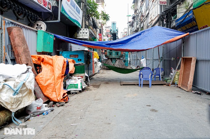 Hà Nội: Người dân khốn khổ vì lô cốt giữa đường - 6 Hà Nội: Người dân khốn khổ vì lô cốt giữa đường - 6