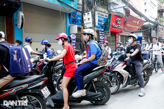 Hà Nội: Người dân khốn khổ vì lô cốt giữa đường - 4 Hà Nội: Người dân khốn khổ vì lô cốt giữa đường - 4