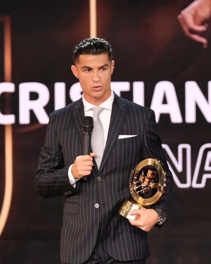 C.Ronaldo nhận giải thưởng đặc biệt, tuyên bố dự Euro 2024 | Báo Dân trí