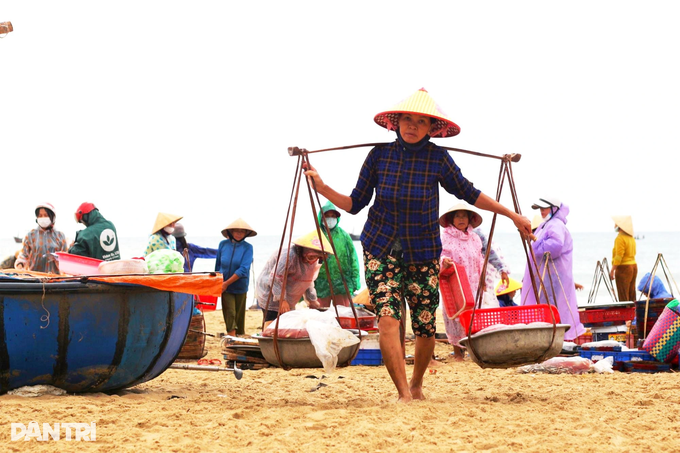 Nhọc nhằn nữ phu cá bám biển mưu sinh - 1 Nhọc nhằn nữ phu cá bám biển mưu sinh - 1