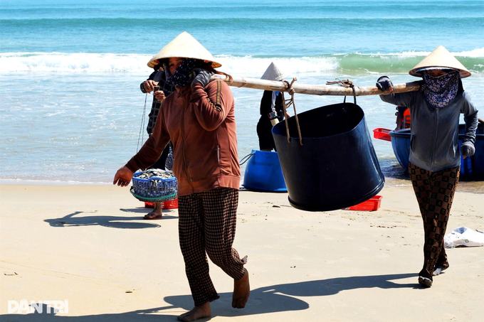 Nhọc nhằn nữ phu cá bám biển mưu sinh - 2 Nhọc nhằn nữ phu cá bám biển mưu sinh - 2
