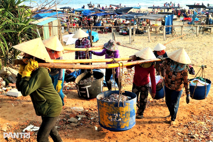 Nhọc nhằn nữ phu cá bám biển mưu sinh - 5 Nhọc nhằn nữ phu cá bám biển mưu sinh - 5