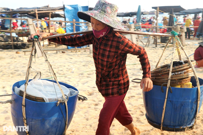 Nhọc nhằn nữ phu cá bám biển mưu sinh - 6 Nhọc nhằn nữ phu cá bám biển mưu sinh - 6