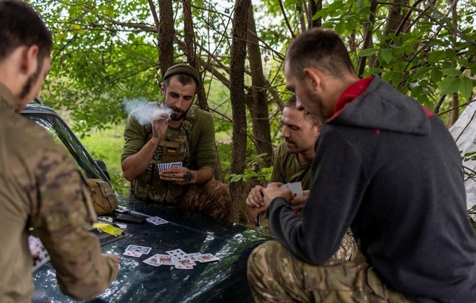 Giây phút tĩnh lặng hiếm hoi trên tiền tuyến của binh sĩ Ukraine - 6