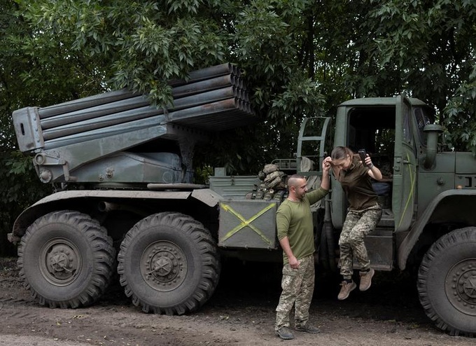 Giây phút tĩnh lặng hiếm hoi trên tiền tuyến của binh sĩ Ukraine - 7