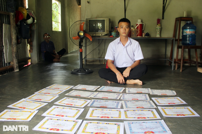 Nam sinh ước mỗi tháng có được thùng mì tôm để bám con chữ - 1 Nam sinh ước mỗi tháng có được thùng mì tôm để bám con chữ - 1